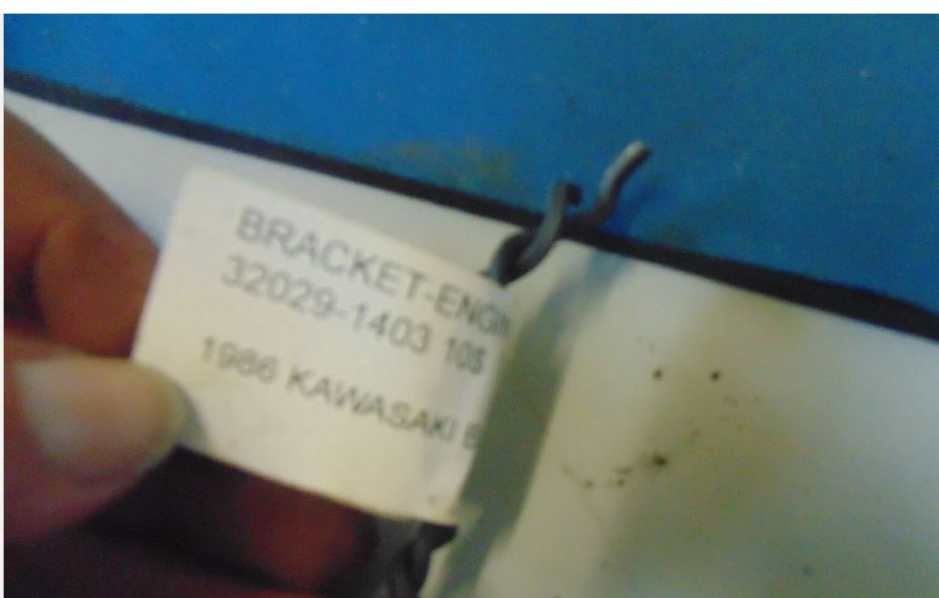 1986 KAWASAKI BAYOU 300 BRACKET ENGINE UPP RH 32029-1403