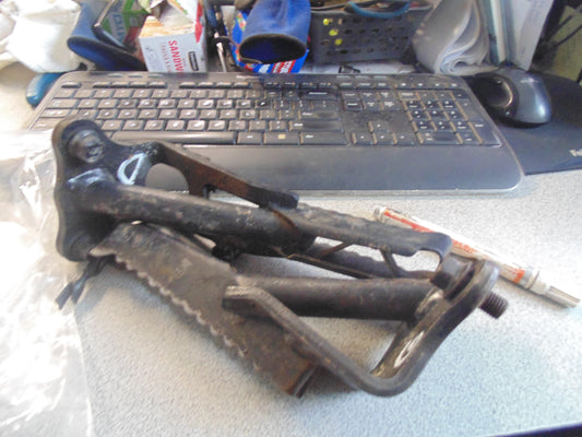 1989 Yamaha BIG BEAR 4WD LEFT RIGHT FOOTPEGS 2HR-27411-00-00