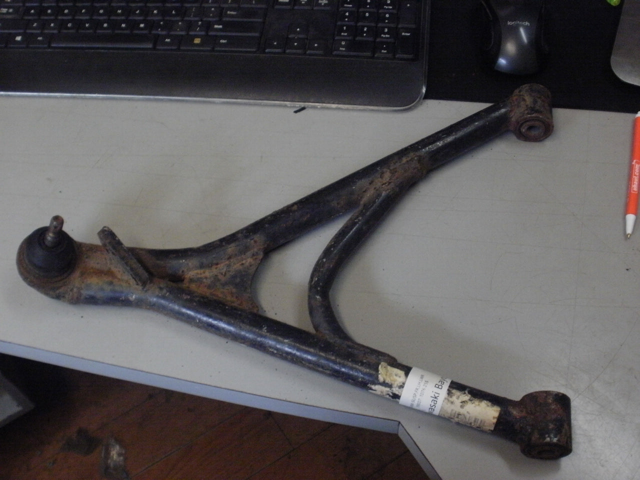 1986 KAWASAKI BAYOU 300 ARM-SUSP FR LH LWR 39007-1076