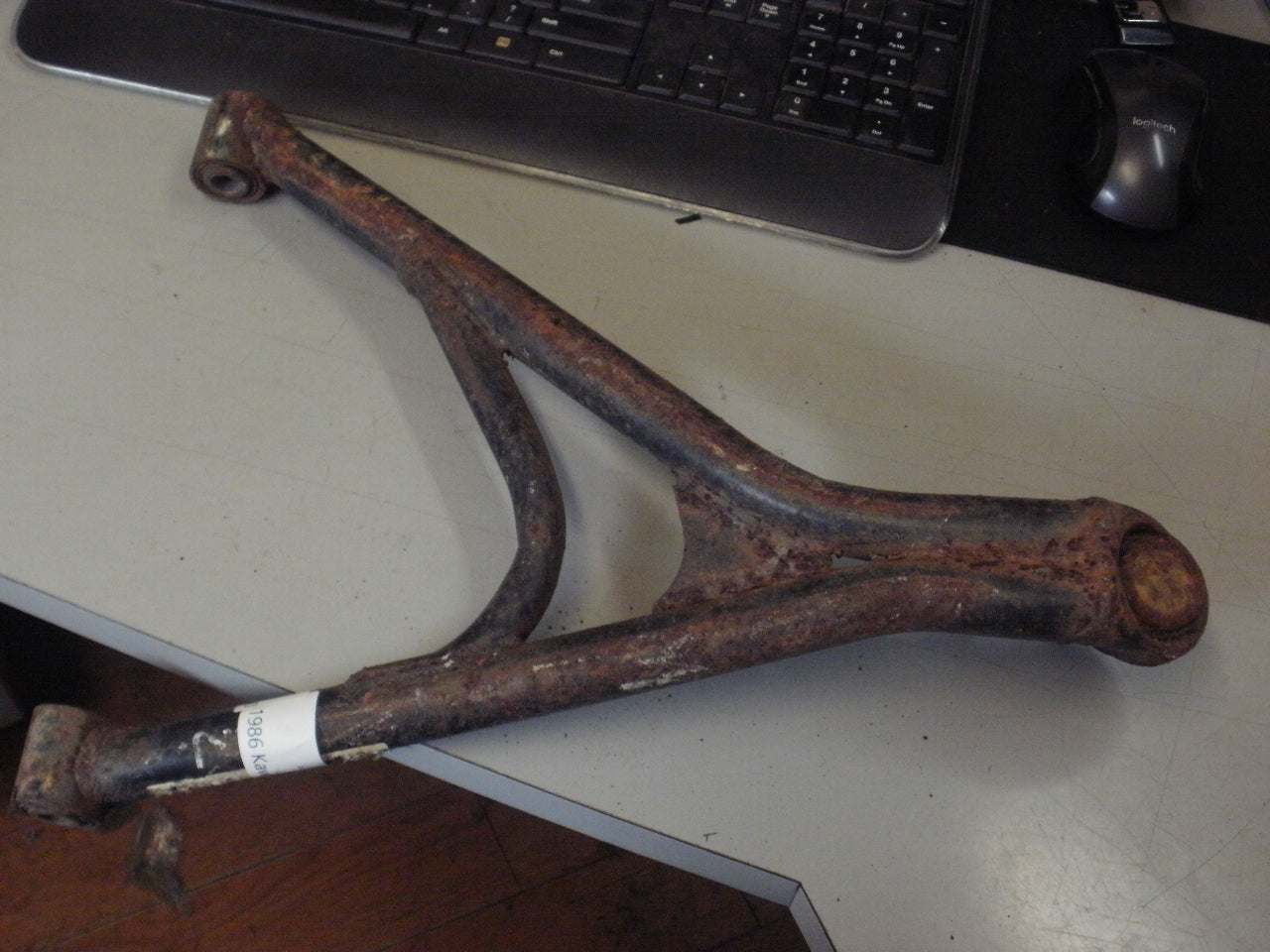 1986 KAWASAKI BAYOU 300 ARM-SUSP FR LH LWR 39007-1076