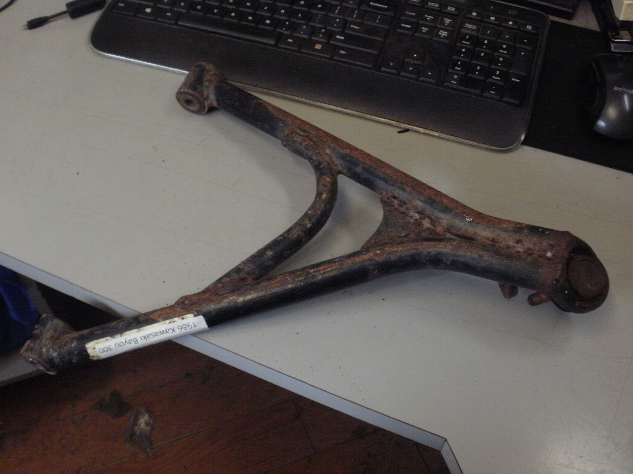 1986 KAWASAKI BAYOU 300 ARM-SUSP FR RH LWR 39007-1077