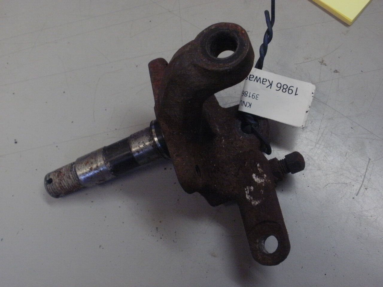 1986 KAWASAKI BAYOU 300 KNUCKLE LH 39186-1054
